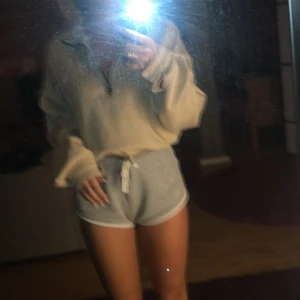 Tjocktröja med dragkedja  - Mysig tjocktröja med dragkedja från prettylittlething. Beige med svarta detaljer. Nästan aldrig använd och säljer av den anledningen:)