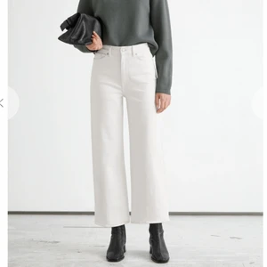 & other stories vita jeans - Nya och oanvända jeans i modell Treasure Cut Cropped från & other Stories i storlek 25, inköpt för 690kr, tagg kvar på. Info på bild 3❤