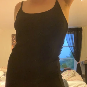 Svart klänning - Svart klänning från carlings, köpt förra sommaren och används typ 3-4 gånger