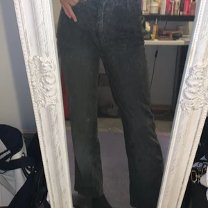 Fina jeans i manchester tyg i strl 29/34 - Finner inga ord hur snygga dessa sitter på mig! Har ett par likadana i samma storlek som jag fått av syrran, så säljer nu mina egna💕✨🤩Superfina!!