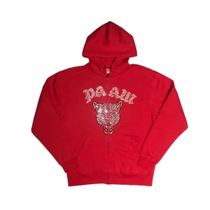 Röd paaw hoodie - Röd paaw hoodie med rhinestones, tvättad 1 gång.