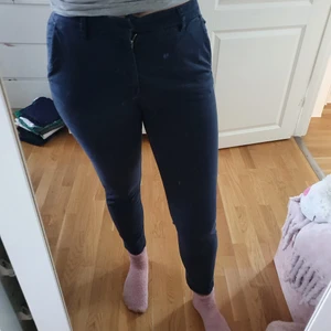 Mörkblå chinos medium - Mörkblå, marknblå chinos från hm i strl. 40. Säljes då de är för korta på mig (178).