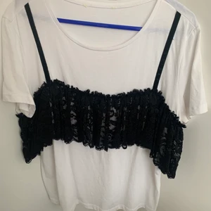 Topp med detaljer - Jättefin topp i storlek M.