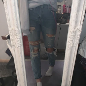 Gina jeans i strl xs - Jättefina jeans med hål i, inga fläckar, skulle inte säga att dessa är tajta💞