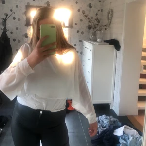 Vit blus från Zara - Vit blus från Zara som är väldigt fin. Jag säljer den tyvärr för att jag inte använder den. Sitter jätte bra och är väldigt bekväm. 