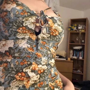 Milkmaid blommig klänning  -  storlek 32, nyskick oanvänd pga för liten på mig! KÖPAREN STÅR FÖR FRAKT SKRIV OM INTRESSE!!! Köp direkt för 200kr inklusive frakt!