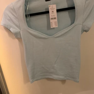 LJUSBLÅ TOPP - Ljusblå topp från Gina Tricot som är slutsåld storlek XS 💙