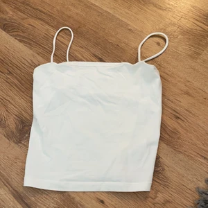 Vitt Linne med tunna band  - Vitt linne ifrån Gina Tricot i storlek xs