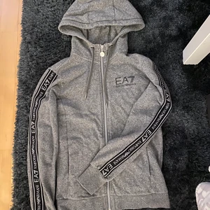 Ea7 hoodie - Hoodie från Emporio Armani. Super fint skick. En tight modell. Inköpt på JD sports.