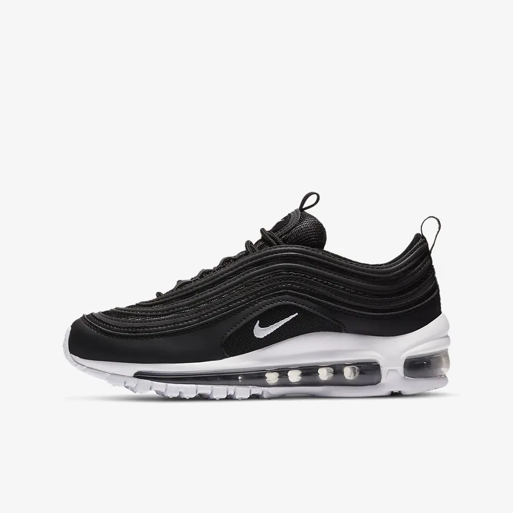 Air Max 97 skor, i storlek 38,5 ser ut som nya, vill sälja dem eftersom dem har blivit för små på mig, bor i Malmö kan mötas och frakta, tar både swish och kontant. Ifall ni vill se bilder på skorna i verkligheten eller på bilder så är det bara att skriva. (Priset går att diskuteras) original pris: 1500kr. Skor.