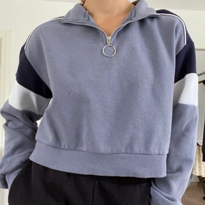 Sweatshirt  - En skön, snygg sweatshirt från H&M med dragkedja vid kragen. Storlek S. 60kr (+ eventuell frakt)💙