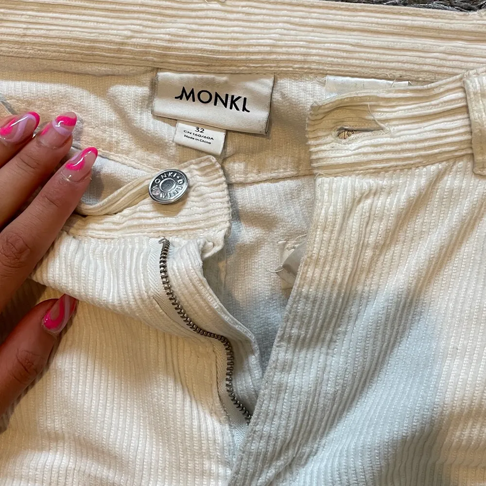 vita manchester byxor i bra skick från monki. Pris kan diskuteras vid snabb affär💖 stora i storleken! (första bilden är lånad). Jeans & Byxor.
