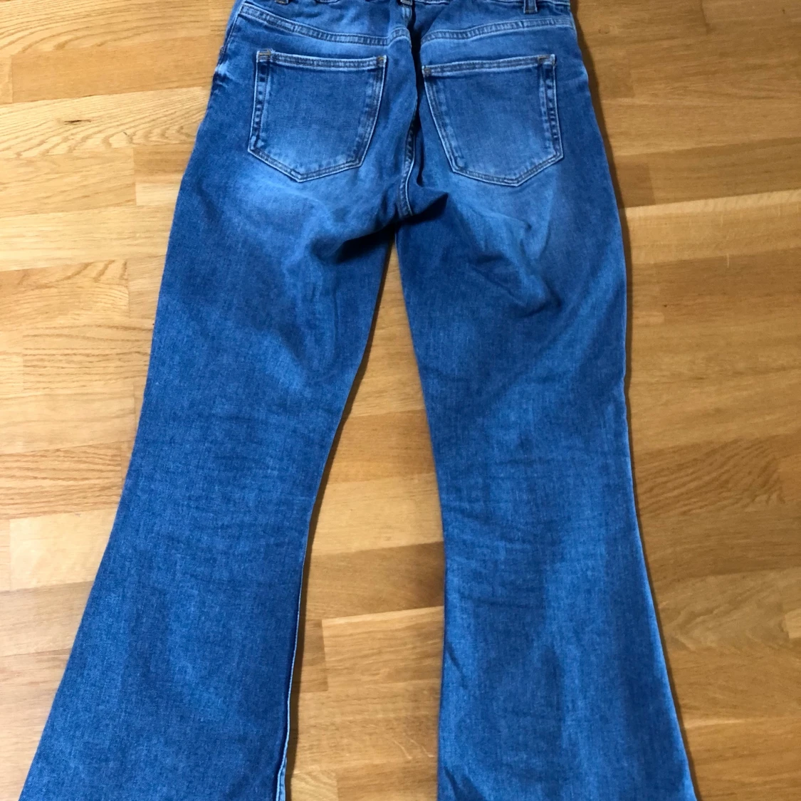 Blåa zara jeans men sluta längst ner - 90