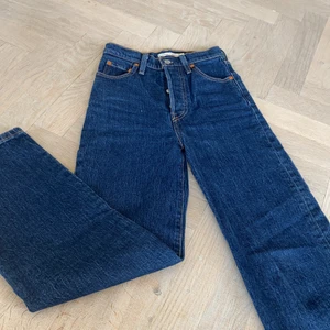 LEVIS JEANS STRL 23⚡️ - Säljer dessa as snygga jeans pga för små. Använda ca 2 gånger, nyskick. Storlek 23. Köpta för 1249kr, säljer för 300kr + frakt‼️