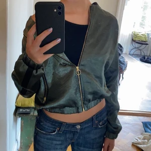 JACKA/MUNKIS - Skit snygg grön jacka/munkis, sitter som XS/S. Aldrig använd. Säljer för 70kr + frakt (66kr), kan även mötas upp i Stockholm‼️⚡️