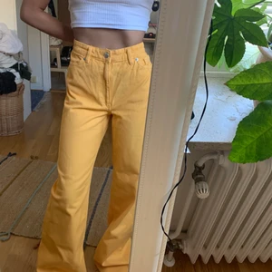 Gula Yoko-jeans från Monki - Säljer dessa supersnygga jeans från monki som tyvärr är för stora för mig, kanske passar dom just dig!💛❤️‍🔥💛 möts upp i Malmö eller fraktar om så önskas🐥