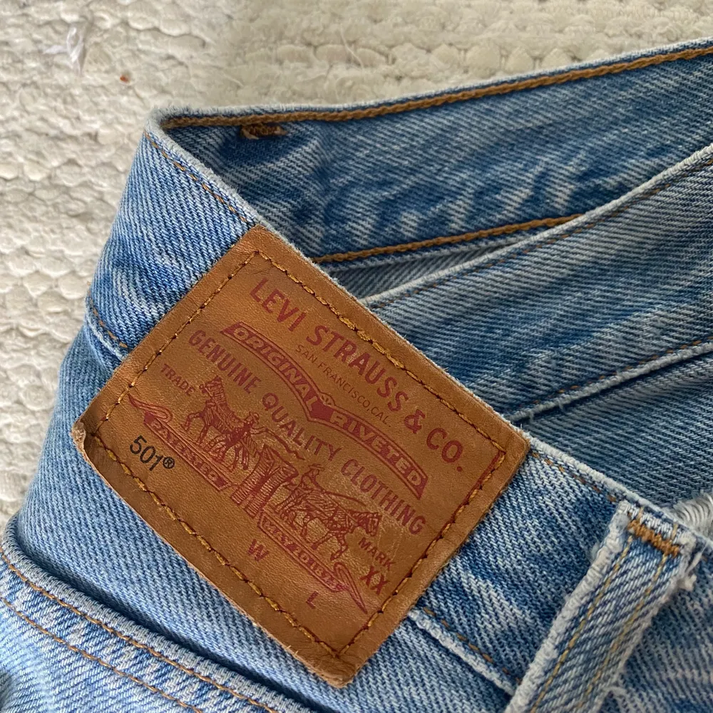 Säljer dess populära ljusblå jeansen, Levis 501 med hål. Säljer pga att de tyvärr blivit för små❤️ nypris ca 1200kr. Jeans & Byxor.