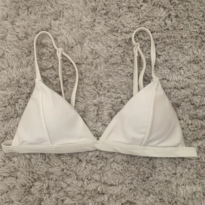 Bikini topp - Gulligt vit/ljusbeige bikini topp storlek 32! Från ETIREL 💫 Kom ej till användning så den är i superbra skick🤍 🥰 