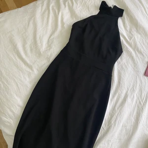 Festklänning svart - Svart fest klänning från river island med krage och öppen rygg med knut