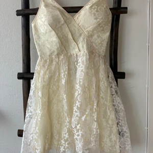 Little Mistress London - En oanvänd vacker klänning st L liten storlek gräddvit