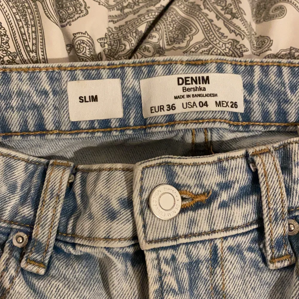 Fina jeans från bershka i storlek 36, som helt nya och väldigt bekväma, köptes från London!. Jeans & Byxor.