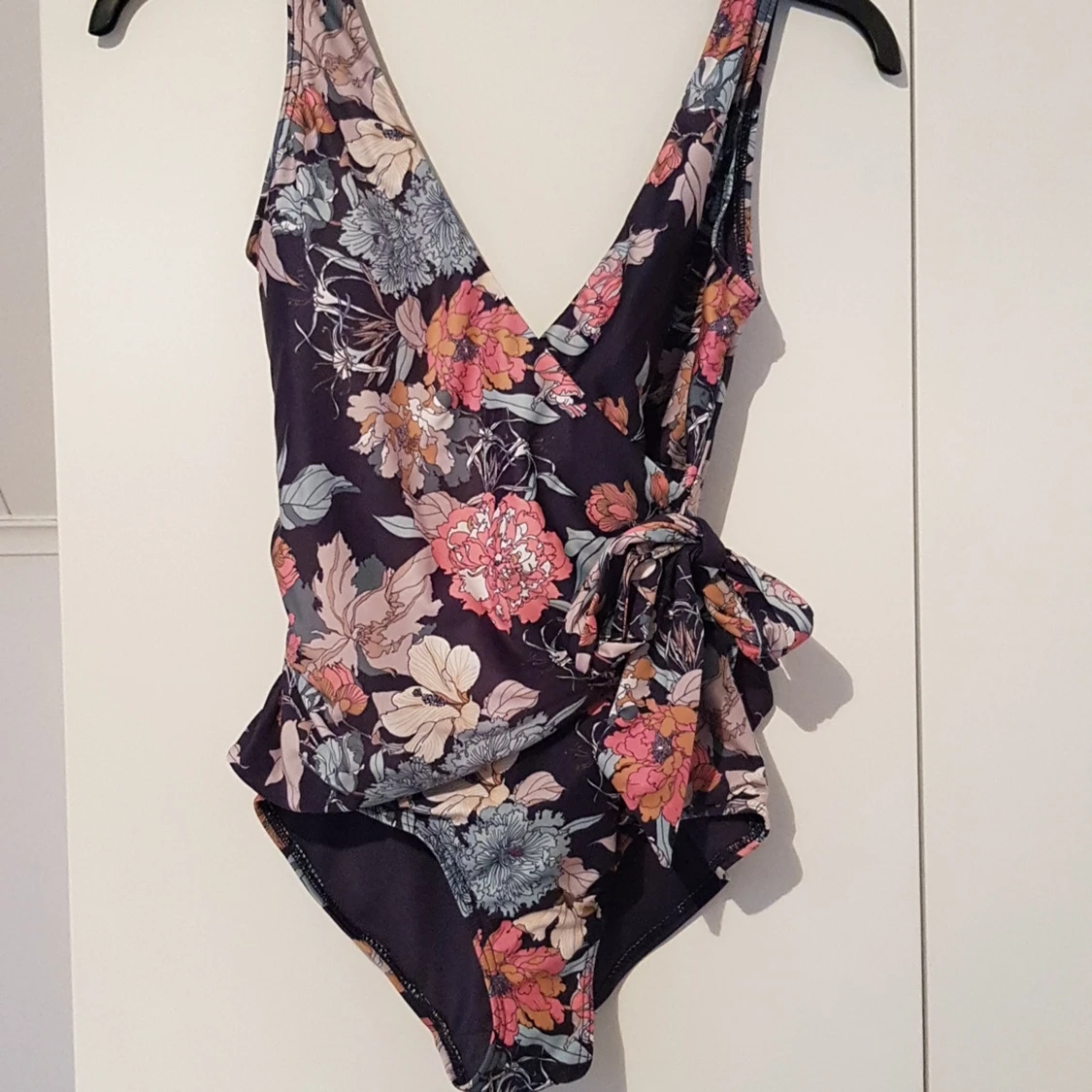 Blommig V-ringad baddrĂ€kt đž