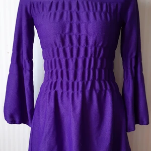 Underbar äkta vintage klänning  - Fantastisk vintage klänning från 70-talet!  Storlek 34, Margita Swedish design. Mått: byst 40 cm, väldigt stretchig!  Längd 80 cm Dragkedja baktill, nåt polyester aktigt tyg. 