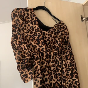 Leopard klänning - Använd endast 1 gång förra sommaren, klänning med ”rych” du kan dra åt och bestämma lite hur lång du vill ha den 