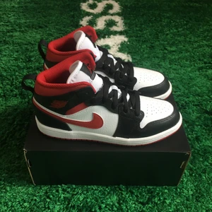 Air jordan 1 mid gym red (PS) - Size US 3Y = EU 35. Brand new. All og + receipt. Bidding from 800 sek / 80 €. Buyer pays the shipping cost. For more information please go visit @xhibitshop on instagram.