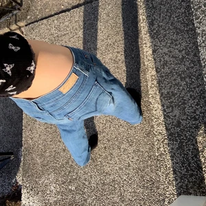 Levis jeans lågmidjade  - Lågmidjade jeans så sjukt snygga och populära!! skicket är 10/10 inget fel!! Köparen står för frakt 
