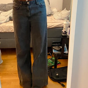 Ace jeans - Ett par gråa Ace jeans från weekday i bra skick! 