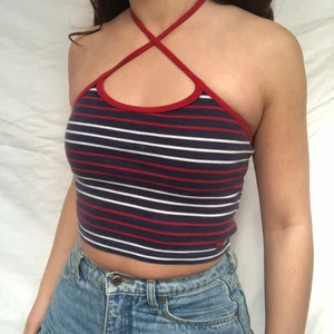 Halterneck topp - Snygg ”halterneck”. Uppskattas till storlek xs/s. Visas på en s. Köpare står för frakt. Om annonsen finns kvar finns plagget kvar! 