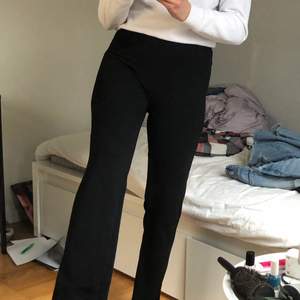 Superfina svarta kostymbyxor med slits från Nelly💗storlek xs, säljes då dem inte kommer till användning. Fraktar endast och köparen står för frakten💗 jag är 167 och byxorna är lite för långa på mig