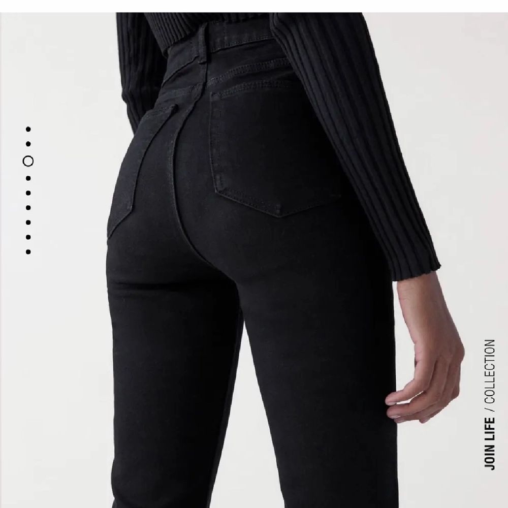 Det populära Slit pants från Zara säljer jag!  Säljer det då jag köpte dubbelt par av dem och därför bara använda en gång! Perfekt skick 💞. Jeans & Byxor.