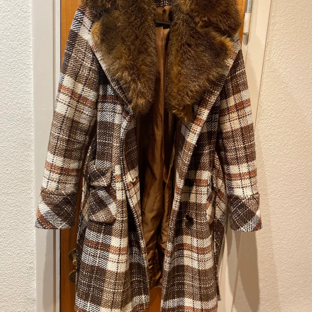 En snygg vintage kappa i storlek xs!   Finns på Tågaborg Kan skickas mot att köpare står för frakt. . Jackor.