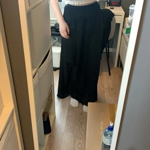 Lång Kjol, tunn bra på sommaren från Zara i strl M, Svart - Bra skick, ganska ny, Svart från Zara i Strl M 