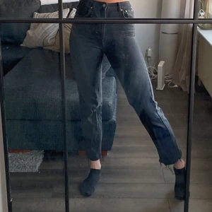 Svarta cropped jeans - Jeans i storlek 36, fint skick! Frakt tillkommer