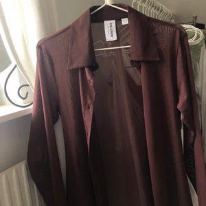 Brun skjorta - Superfin brun mesh-skjorta från collusion som tyvärr inte kommer till användning! Enbart använd en gång och därav mycket bra skick! Storlek 32 men skulle säga att den passar upp till 36 beroende på passform. Frakt tillkommer🤎