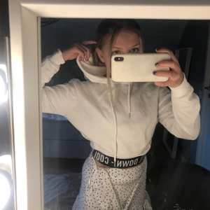 Tränings tröja  - En jättefin vit träningströja med reflexer på! Den är sparsamt använd och relativt ny. Har inga täcken på fläckar eller liknande❤️ 