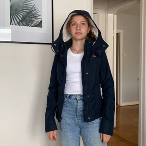 Hollister blåjacka i xxs - Hollister blåjacka i XXS. Super bra skick och perfekt för vintern!!💞