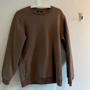 Tjocktröja från H&M - Brun tjocktröja från H&M mans avdelningen. Använd max 3 gånger. Avslutar budgivningen ikväll kl 21