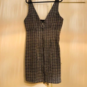 Dragkedja klänning stl Small - Svartvit Klänning med dragkedja