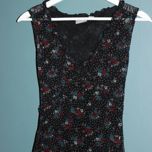 Y2k sommarklänning - Tajt fin blommig klänning i svalt material för sommaren! 