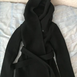 Svart Kappa - Svart amishu kappa storlek 34 köpt i höst använd ett fåtal gånger. Original pris var 600kr. 