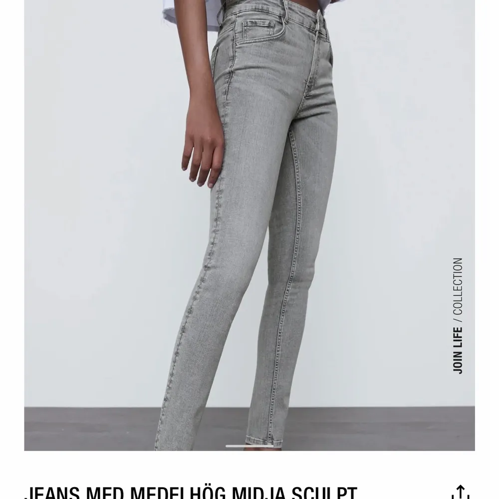 Zara jeans i perfekt passform, sitter verkligen som en smäck. Andra bilden är inte exakt de utan det var den närmsta jag kunde hitta som likna de då byxorna är helt slutsålda. Har två par då jag var osäker på storlek så säljer de som är helt oanvända!  nypris: 359kr säljs för: 200kr a. Jeans & Byxor.