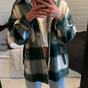Picknick jacka, S - Picknick jacka från zara. Ett år gammal men har inte används så mycket. Fint skick inga fläckar. Sitter oversized på mig som är ganska liten. Kan mötas i Stockholm eller frakta. Köparen står för frakten.