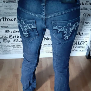 Gina jeans 27/32 - Sparsamt använda med fina broderade sömndetaljer. Låg midja. Stl 27/32