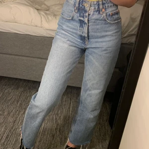 Raka jeans - Raka jeans från zara i storlek 34. Använda ett fåtal gånger så i nyskick. 