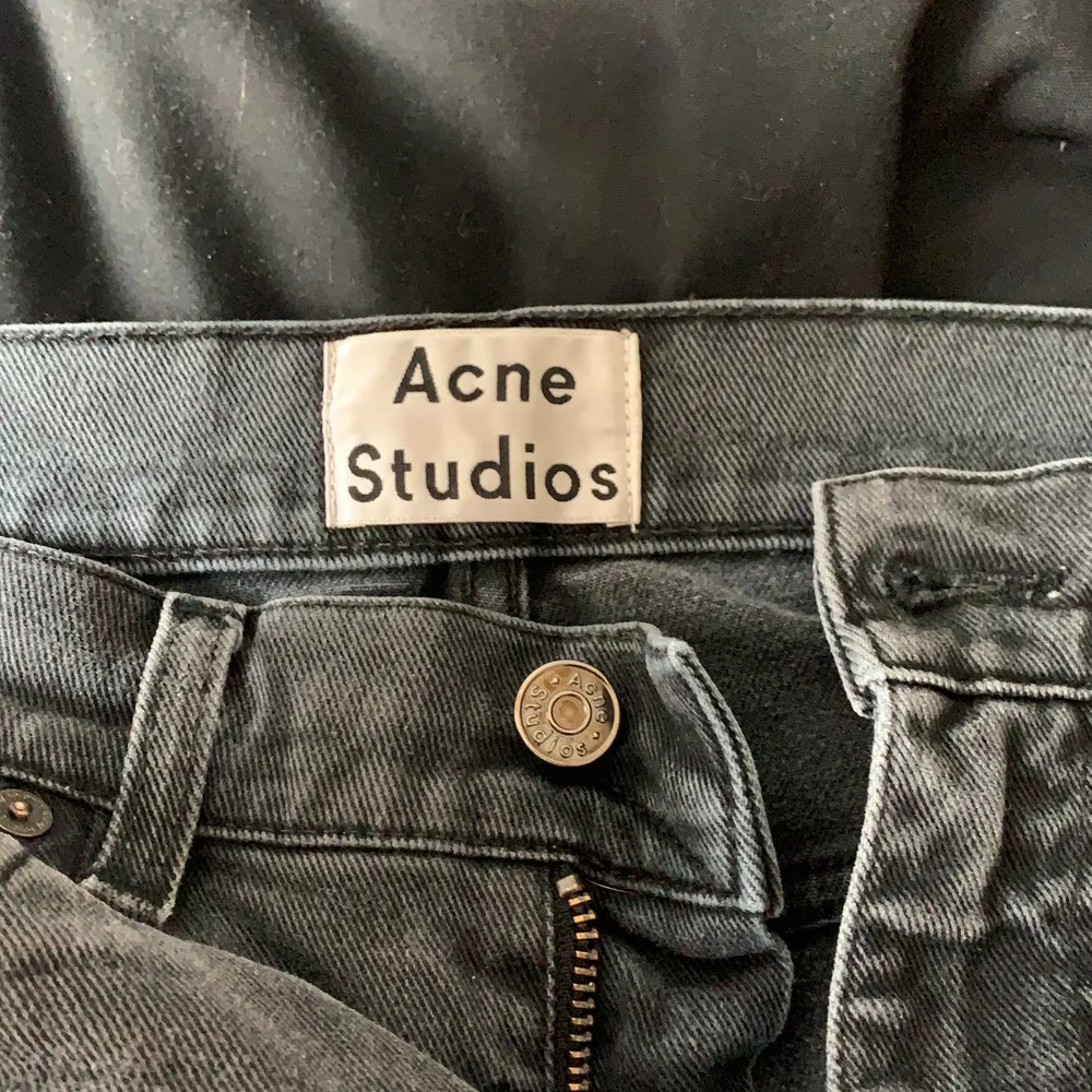 Coola grå lågmidjade acne studio jeans. Storlek 29/32 ( knappt använda) . Jeans & Byxor.
