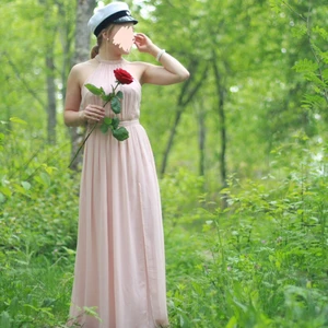 Balklänning - Långklänning från Nelly, med slits. Använd en dag 🌸  Storlek xs. Jag är 160 cm och har klackskor (ca 10cm)